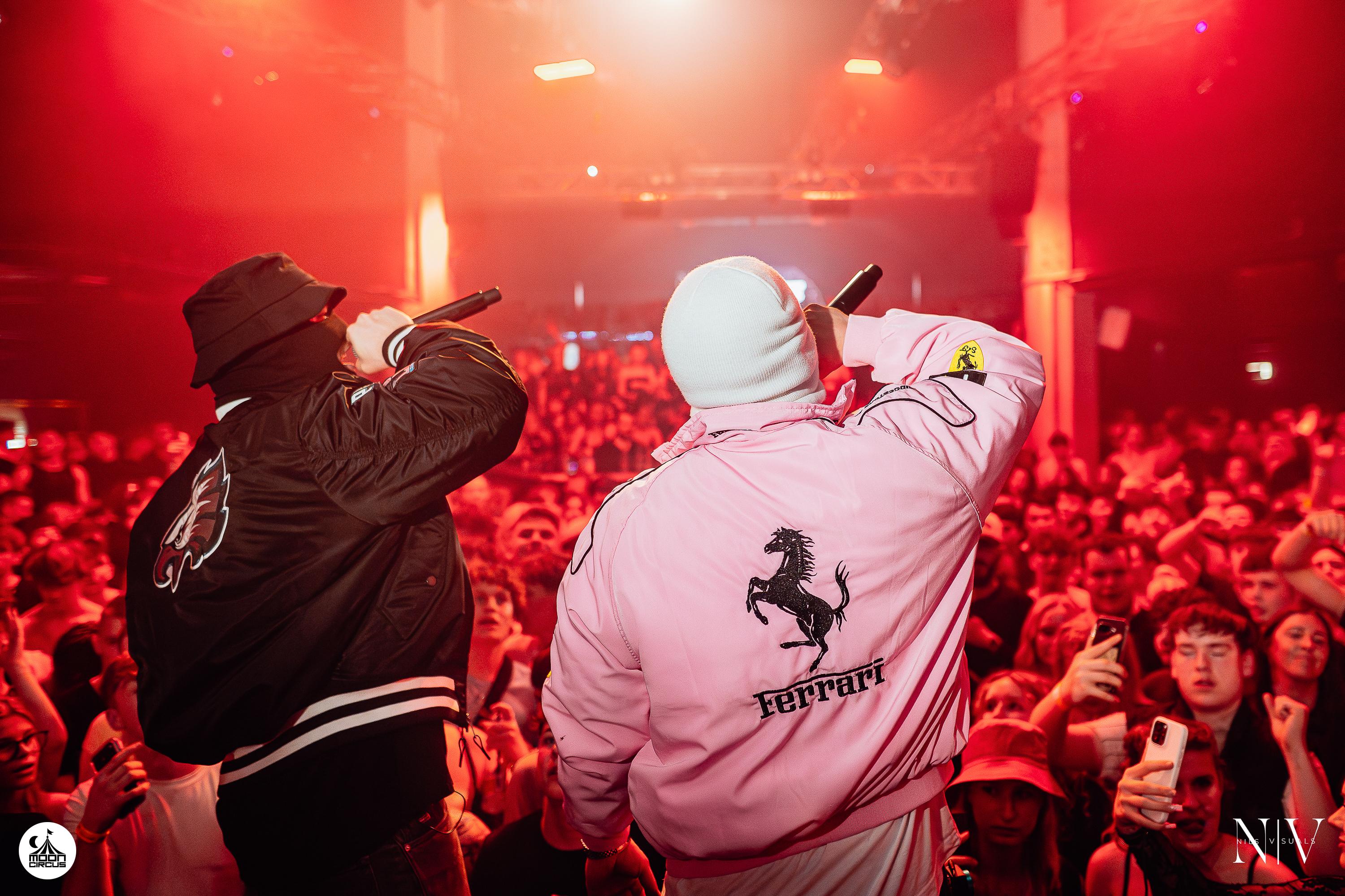 Doktormethoden und Doktormithoden vor der Crowd